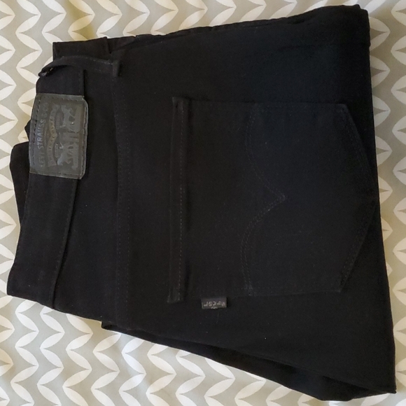 *Like New* Levi's Rich Black Skinnies - Picture 12 of 15